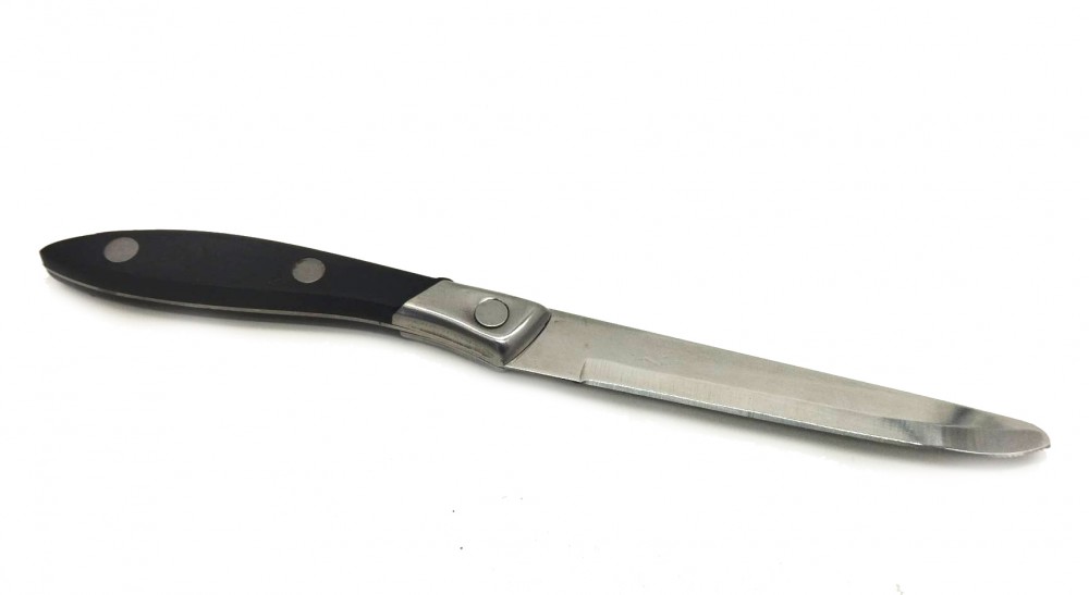 Нож с черной ручкой, 22 см.